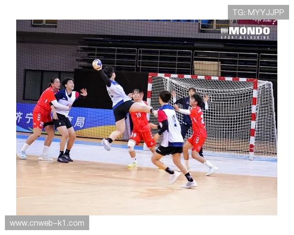 手球运动结合篮球传球规则与足球场地元素，上世纪50年代传入中国