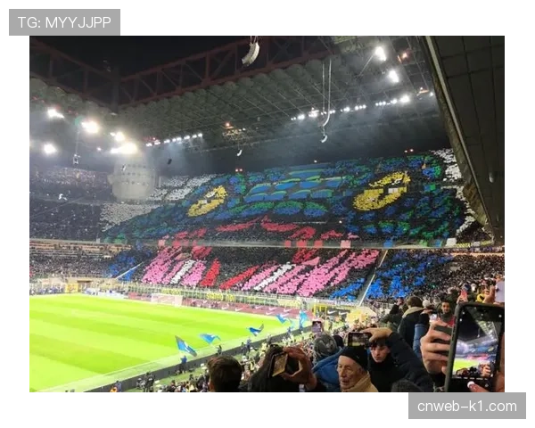 特写：马洛卡球迷在主场打出巨幅Tifo，声援球队为欧战资格而战